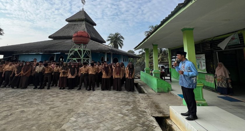 Jumat Berkah MAN 2 Tapanuli Tengah: Siswa Kelas X-2 Ajak Warga Madrasah Utamakan 