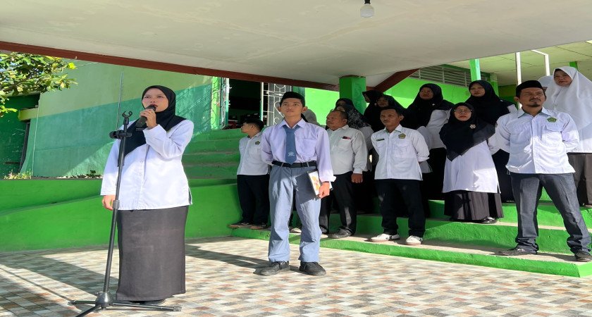 MAN 2 Tapanuli Tengah Gelar Upacara Bendera, Pembina Upacara Ingatkan Pentingnya Menjadi Versi Terbaik Diri