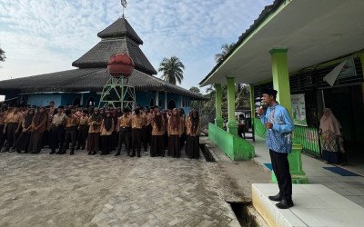 Jumat Berkah MAN 2 Tapanuli Tengah: Siswa Kelas X-2 Ajak Warga Madrasah Utamakan 