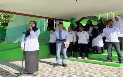 MAN 2 Tapanuli Tengah Gelar Upacara Bendera, Pembina Upacara Ingatkan Pentingnya Menjadi Versi Terbaik Diri